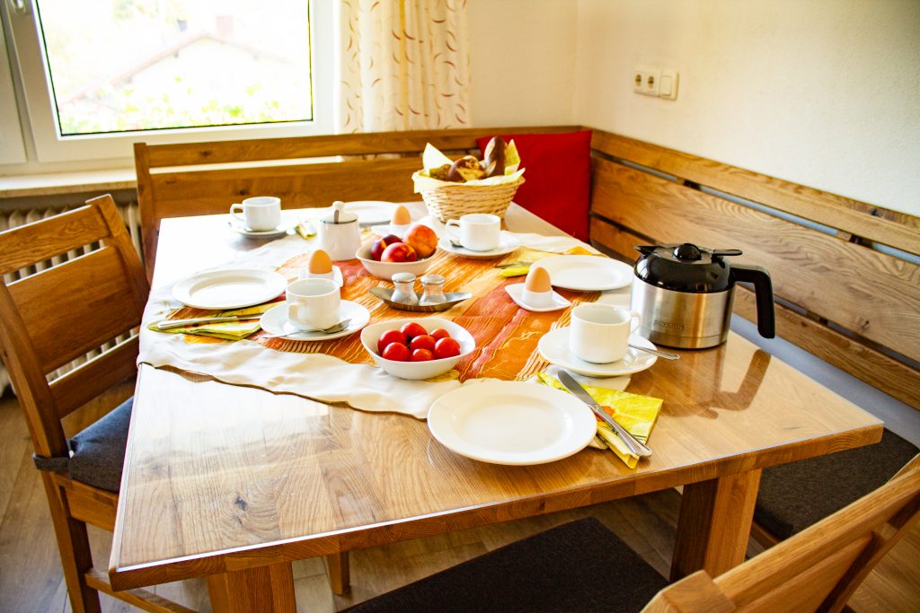 Ferienwohnung Alpenglühen - gedeckter Frühstückstisch